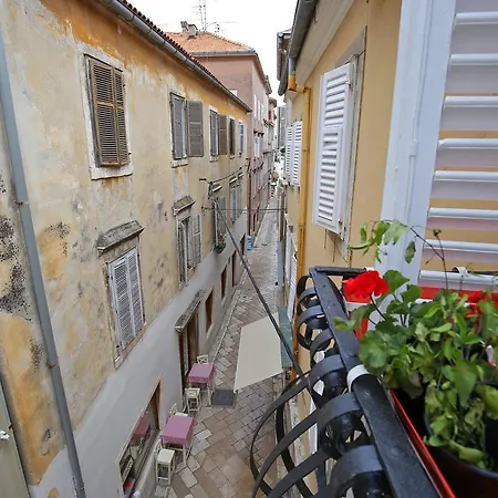 בית הארחה Square