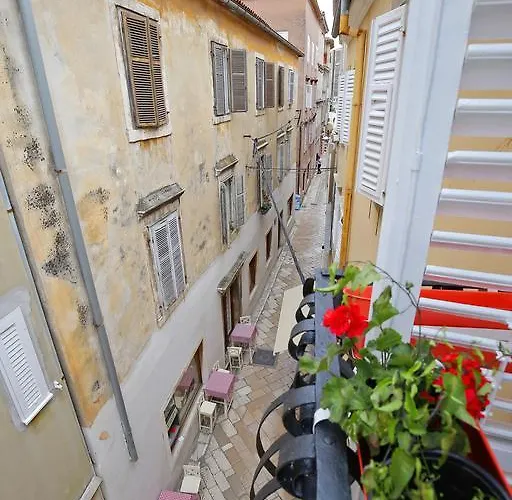 בית הארחה Square